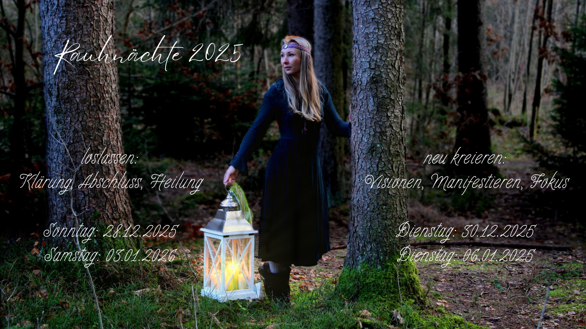 Jenny steht im Wald und hält eine Laterne in der Hand.